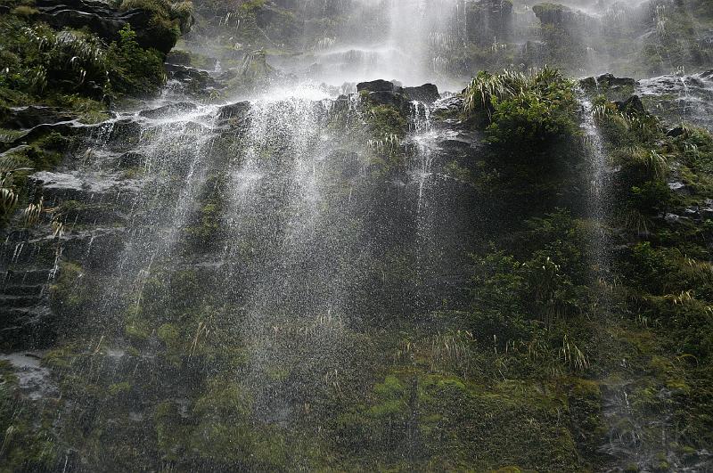 PICT8A0359_081229_Doubtful_1.jpg - Wasserfall am Doubtful Sound